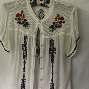 Johnny Was White  Embroidered top size XS